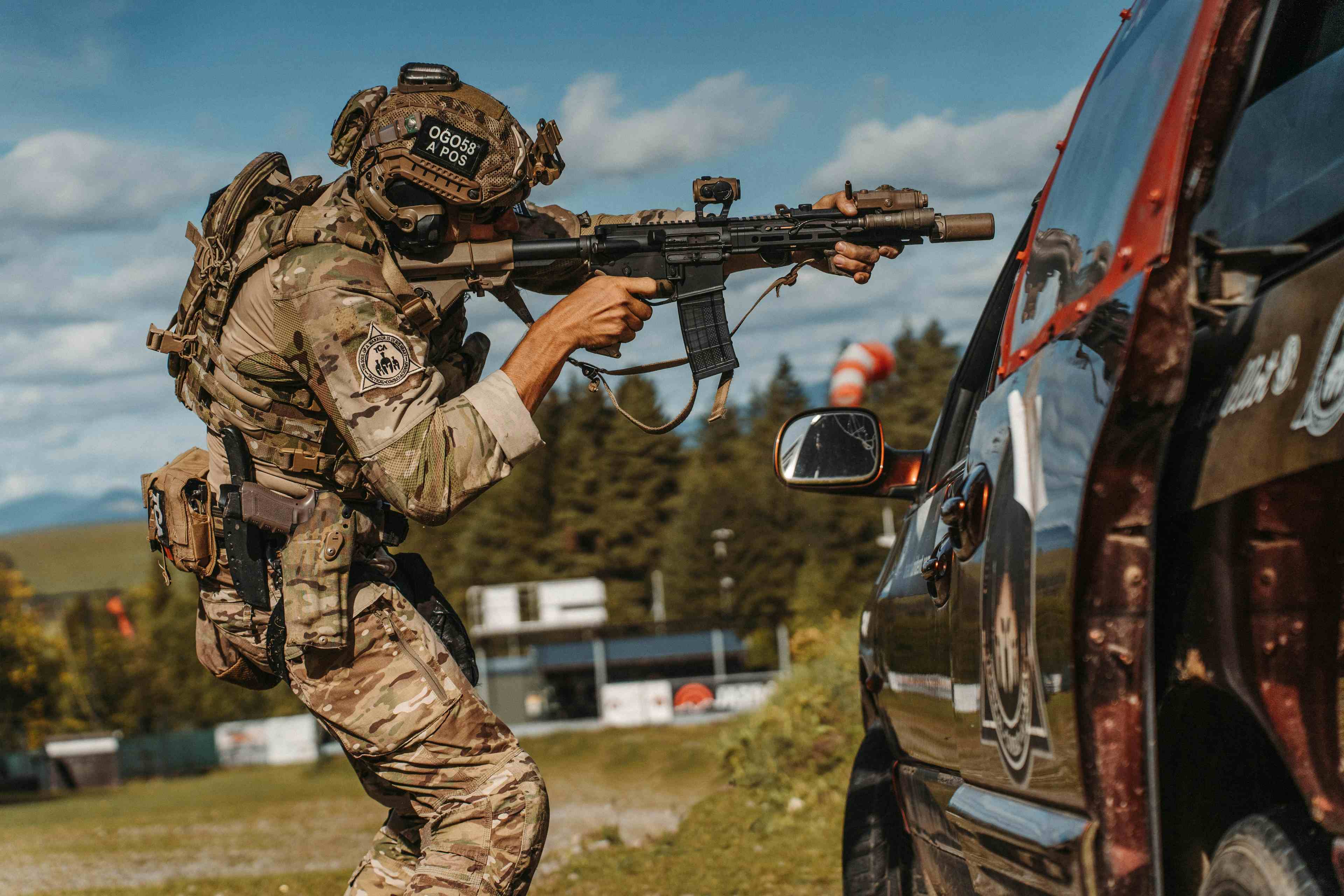 PISTOLE/GEWEHR: DEFENSIVES SCHIESSEN MIT AUSNUTZUNG EINES AUTOS JASNÁ