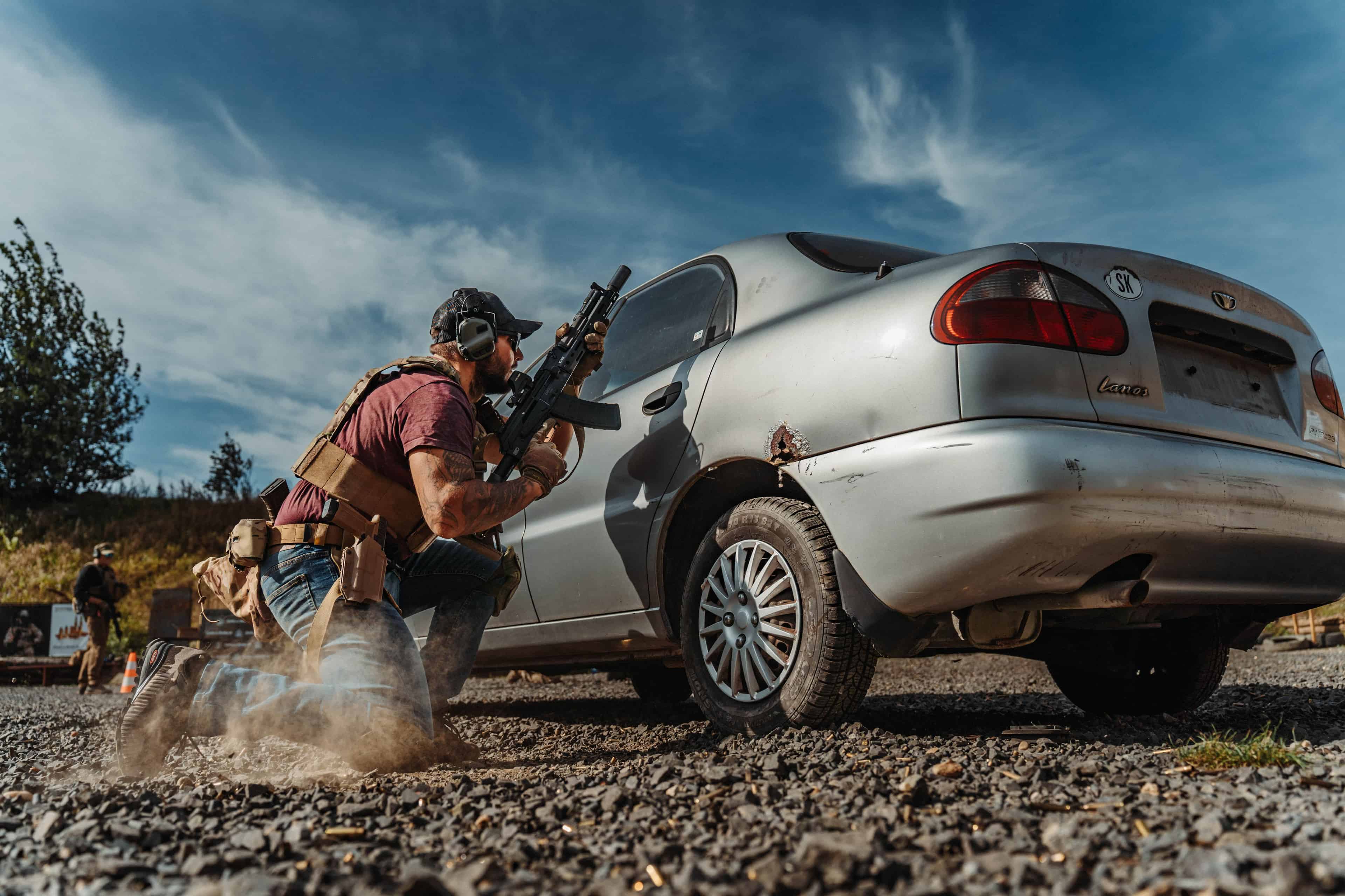 Gewehr: Defensives Schießen mit Ausnutzung eines Autos Level 1